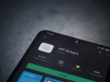 Lod, Israel - 8 Temmuz 2020: HP Smart uygulama oyun mağazası sayfası koyu mermer taşlı arka planda siyah bir cep telefonu ekranında. Üst görünüm düzlüğü kopyalama alanı ile yatıyordu.