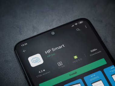 Lod, Israel - 8 Temmuz 2020: HP Smart uygulama oyun mağazası sayfası koyu mermer taşlı arka planda siyah bir cep telefonu ekranında. Üst görünüm düzlüğü kopyalama alanı ile yatıyordu.