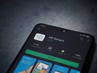 Lod, Israel - 8 Temmuz 2020: HP Smart uygulama oyun mağazası sayfası koyu mermer taşlı arka planda siyah bir cep telefonu ekranında. Üst görünüm düzlüğü kopyalama alanı ile yatıyordu.