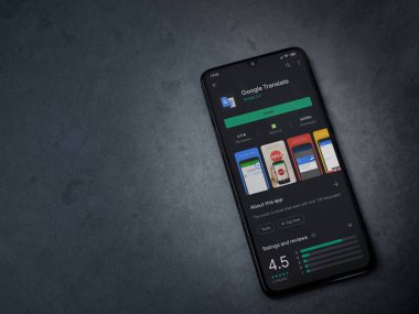 Lod, Israel - 8 Temmuz 2020: Google Applate Playshop sayfası koyu mermer taşlı arka planda siyah bir cep telefonu ekranında. Üst görünüm düzlüğü kopyalama alanı ile yatıyordu.