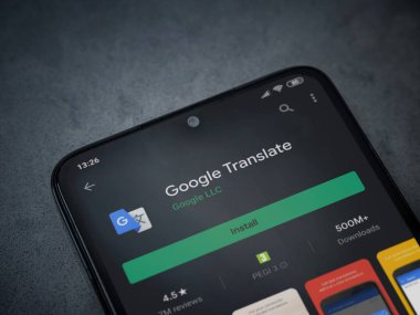 Lod, Israel - 8 Temmuz 2020: Google Applate Playshop sayfası koyu mermer taşlı arka planda siyah bir cep telefonu ekranında. Üst görünüm düzlüğü kopyalama alanı ile yatıyordu.