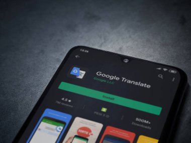 Lod, Israel - 8 Temmuz 2020: Google Applate Playshop sayfası koyu mermer taşlı arka planda siyah bir cep telefonu ekranında. Üst görünüm düzlüğü kopyalama alanı ile yatıyordu.