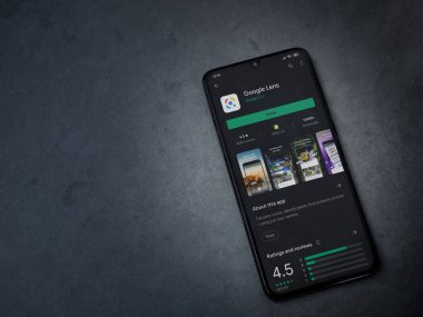 Lod, Israel - 8 Temmuz 2020: Google Lens uygulaması oyun mağazası sayfası koyu mermer taştan arka planda siyah bir cep telefonu ekranında. Üst görünüm düzlüğü kopyalama alanı ile yatıyordu.