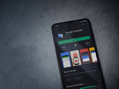 Lod, Israel - 8 Temmuz 2020: Google Applate Playshop sayfası koyu mermer taşlı arka planda siyah bir cep telefonu ekranında. Üst görünüm düzlüğü kopyalama alanı ile yatıyordu.