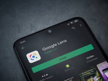 Lod, Israel - 8 Temmuz 2020: Google Lens uygulaması oyun mağazası sayfası koyu mermer taştan arka planda siyah bir cep telefonu ekranında. Üst görünüm düzlüğü kopyalama alanı ile yatıyordu.