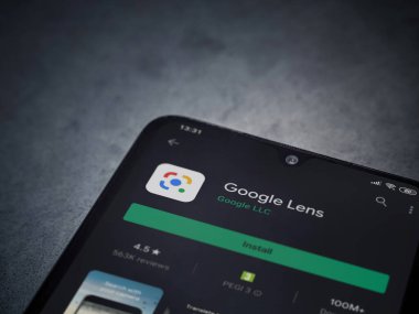 Lod, Israel - 8 Temmuz 2020: Google Lens uygulaması oyun mağazası sayfası koyu mermer taştan arka planda siyah bir cep telefonu ekranında. Üst görünüm düzlüğü kopyalama alanı ile yatıyordu.