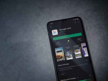 Lod, Israel - 8 Temmuz 2020: Google Lens uygulaması oyun mağazası sayfası koyu mermer taştan arka planda siyah bir cep telefonu ekranında. Üst görünüm düzlüğü kopyalama alanı ile yatıyordu.