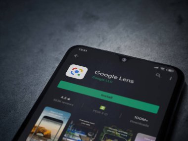 Lod, Israel - 8 Temmuz 2020: Google Lens uygulaması oyun mağazası sayfası koyu mermer taştan arka planda siyah bir cep telefonu ekranında. Üst görünüm düzlüğü kopyalama alanı ile yatıyordu.