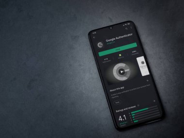 Lod, Israel - 8 Temmuz 2020: Google Authenticator uygulama oyun mağazası sayfası koyu mermer taştan arka planda siyah bir cep telefonu görüntüsü. Üst görünüm düzlüğü kopyalama alanı ile yatıyordu.
