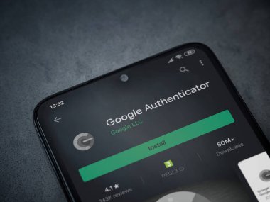 Lod, Israel - 8 Temmuz 2020: Google Authenticator uygulama oyun mağazası sayfası koyu mermer taştan arka planda siyah bir cep telefonu görüntüsü. Üst görünüm düzlüğü kopyalama alanı ile yatıyordu.
