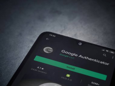 Lod, Israel - 8 Temmuz 2020: Google Authenticator uygulama oyun mağazası sayfası koyu mermer taştan arka planda siyah bir cep telefonu görüntüsü. Üst görünüm düzlüğü kopyalama alanı ile yatıyordu.