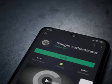 Lod, Israel - 8 Temmuz 2020: Google Authenticator uygulama oyun mağazası sayfası koyu mermer taştan arka planda siyah bir cep telefonu görüntüsü. Üst görünüm düzlüğü kopyalama alanı ile yatıyordu.