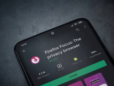 Lod, Israel - 8 Temmuz 2020: Firefox Focus uygulama oyun mağazası sayfası koyu mermer taştan arka planda siyah bir cep telefonu görüntüsü. Üst görünüm düzlüğü kopyalama alanı ile yatıyordu.