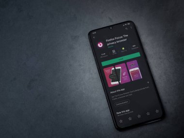 Lod, Israel - 8 Temmuz 2020: Firefox Focus uygulama oyun mağazası sayfası koyu mermer taştan arka planda siyah bir cep telefonu görüntüsü. Üst görünüm düzlüğü kopyalama alanı ile yatıyordu.