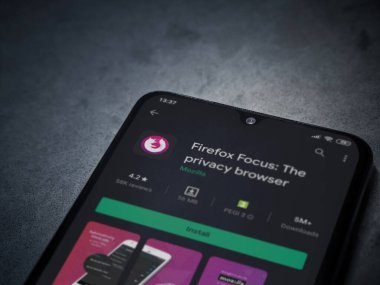 Lod, Israel - 8 Temmuz 2020: Firefox Focus uygulama oyun mağazası sayfası koyu mermer taştan arka planda siyah bir cep telefonu görüntüsü. Üst görünüm düzlüğü kopyalama alanı ile yatıyordu.