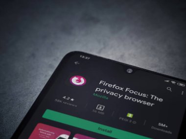 Lod, Israel - 8 Temmuz 2020: Firefox Focus uygulama oyun mağazası sayfası koyu mermer taştan arka planda siyah bir cep telefonu görüntüsü. Üst görünüm düzlüğü kopyalama alanı ile yatıyordu.