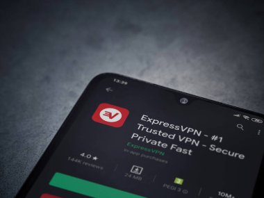 Lod, Israel - 8 Temmuz 2020: ExpressVPN uygulama oyun mağazası sayfası koyu mermer taştan arka planda siyah bir cep telefonu görüntüsü. Üst görünüm düzlüğü kopyalama alanı ile yatıyordu.