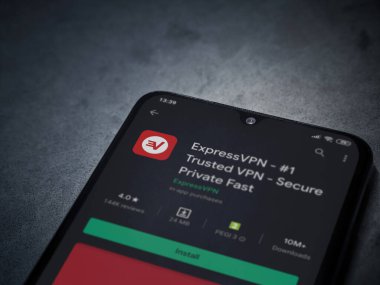 Lod, Israel - 8 Temmuz 2020: ExpressVPN uygulama oyun mağazası sayfası koyu mermer taştan arka planda siyah bir cep telefonu görüntüsü. Üst görünüm düzlüğü kopyalama alanı ile yatıyordu.