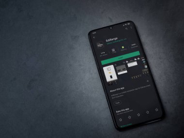 Lod, Israel - 8 Temmuz 2020: Edige app oyun mağazası sayfası koyu mermer taştan arka planda siyah bir cep telefonu ekranında. Üst görünüm düzlüğü kopyalama alanı ile yatıyordu.