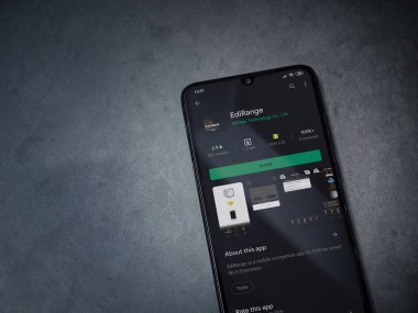 Lod, Israel - 8 Temmuz 2020: Edige app oyun mağazası sayfası koyu mermer taştan arka planda siyah bir cep telefonu ekranında. Üst görünüm düzlüğü kopyalama alanı ile yatıyordu.