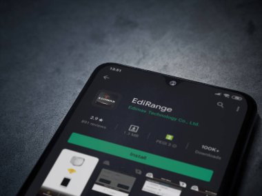 Lod, Israel - 8 Temmuz 2020: Edige app oyun mağazası sayfası koyu mermer taştan arka planda siyah bir cep telefonu ekranında. Üst görünüm düzlüğü kopyalama alanı ile yatıyordu.