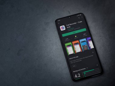 Lod, Israel - 8 Temmuz 2020: Küp ACR uygulama oyun mağazası sayfası koyu mermer taştan arka planda siyah bir cep telefonunun ekranında. Üst görünüm düzlüğü kopyalama alanı ile yatıyordu.