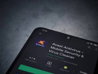 Lod, Israel - 8 Temmuz 2020: Antivirüs uygulaması oyun mağazası sayfasında koyu mermer taştan arka planda siyah bir cep telefonu görüntüsü. Üst görünüm düzlüğü kopyalama alanı ile yatıyordu.