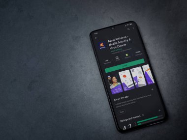 Lod, Israel - 8 Temmuz 2020: Antivirüs uygulaması oyun mağazası sayfasında koyu mermer taştan arka planda siyah bir cep telefonu görüntüsü. Üst görünüm düzlüğü kopyalama alanı ile yatıyordu.