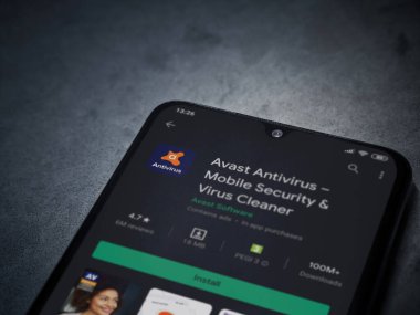 Lod, Israel - 8 Temmuz 2020: Antivirüs uygulaması oyun mağazası sayfasında koyu mermer taştan arka planda siyah bir cep telefonu görüntüsü. Üst görünüm düzlüğü kopyalama alanı ile yatıyordu.