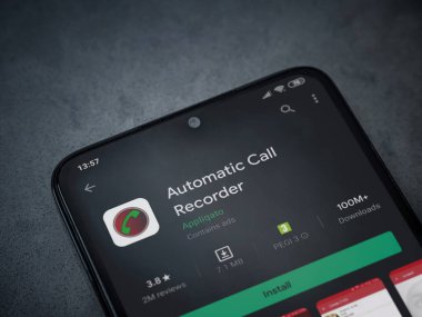Lod, Israel - 8 Temmuz 2020: Otomatik Çağrı Kaydı uygulaması oyun mağazası sayfası koyu mermer taştan arka planda siyah bir cep telefonu görüntüsü. Üst görünüm düzlüğü kopyalama alanı ile yatıyordu.