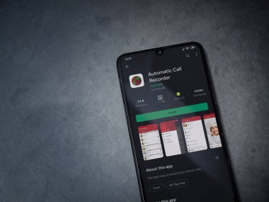 Lod, Israel - 8 Temmuz 2020: Otomatik Çağrı Kaydı uygulaması oyun mağazası sayfası koyu mermer taştan arka planda siyah bir cep telefonu görüntüsü. Üst görünüm düzlüğü kopyalama alanı ile yatıyordu.
