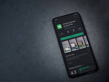Lod, Israel - 8 Temmuz 2020: Airdroid uygulama oyun mağazası sayfası koyu mermer taşlı arka planda siyah bir cep telefonunun ekranında. Üst görünüm düzlüğü kopyalama alanı ile yatıyordu.