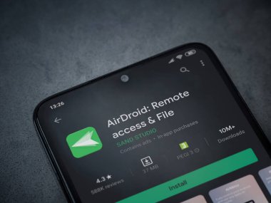 Lod, Israel - 8 Temmuz 2020: Airdroid uygulama oyun mağazası sayfası koyu mermer taşlı arka planda siyah bir cep telefonunun ekranında. Üst görünüm düzlüğü kopyalama alanı ile yatıyordu.