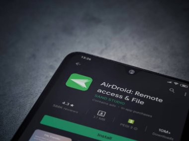 Lod, Israel - 8 Temmuz 2020: Airdroid uygulama oyun mağazası sayfası koyu mermer taşlı arka planda siyah bir cep telefonunun ekranında. Üst görünüm düzlüğü kopyalama alanı ile yatıyordu.