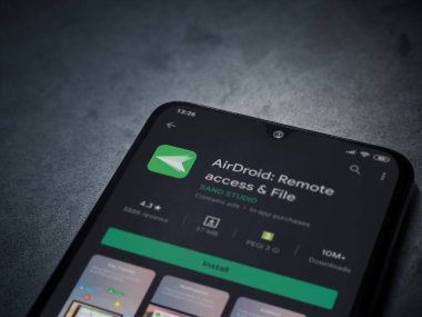 Lod, Israel - 8 Temmuz 2020: Airdroid uygulama oyun mağazası sayfası koyu mermer taşlı arka planda siyah bir cep telefonunun ekranında. Üst görünüm düzlüğü kopyalama alanı ile yatıyordu.