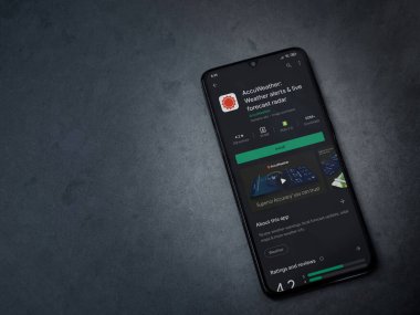 Lod, Israel - 8 Temmuz 2020: Accuather uygulaması oyun mağazası sayfası koyu mermer taştan arka planda siyah bir cep telefonu ekranında. Üst görünüm düzlüğü kopyalama alanı ile yatıyordu.