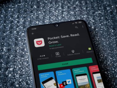 Lod, Israel - 8 Temmuz 2020: Metalik arka planda siyah bir cep telefonu ekranında cep telefonu uygulaması oyun mağazası sayfası. Üst görünüm yatağını kapat.