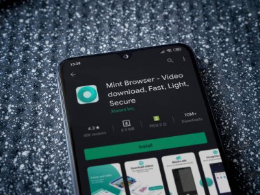 Lod, Israel - 8 Temmuz 2020: Naneli Tarayıcı uygulama oyun mağazası sayfası metalik arka planda siyah bir cep telefonunun ekranında. Üst görünüm yatağını kapat.
