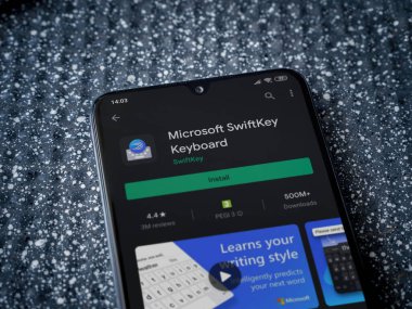 Lod, Israel - 8 Temmuz 2020: Microsoft SwiftKey Klavye uygulaması oyun mağazası sayfası metalik arka planda siyah bir cep telefonu görüntüsü. Üst görünüm yatağını kapat.