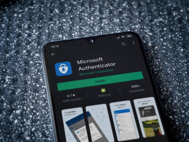 Lod, Israel - 8 Temmuz 2020: Microsoft Authenticator uygulama oyun mağazası sayfası metalik arka planda siyah bir cep telefonu ekranında. Üst görünüm yatağını kapat.