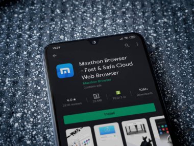 Lod, Israel - 8 Temmuz 2020: Maxthon Tarayıcı uygulama oyun mağazası sayfası metalik arka planda siyah bir cep telefonu görüntüsü. Üst görünüm yatağını kapat.