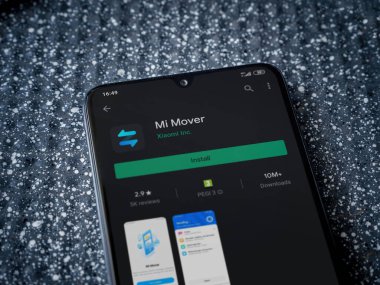 Lod, Israel - 8 Temmuz 2020: Mi Mover uygulama oyun mağazası sayfası metalik arka planda siyah bir cep telefonunun ekranında. Üst görünüm yatağını kapat.