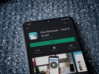 Lod, Israel - 8 Temmuz 2020: Kiwi Tarayıcı uygulama oyun mağazası sayfası metalik arka planda siyah bir cep telefonunun ekranında. Üst görünüm yatağını kapat.