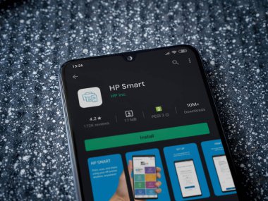 Lod, Israel - 8 Temmuz 2020: HP Smart uygulama oyun mağazası sayfası metalik arka planda siyah bir cep telefonunun ekranında. Üst görünüm yatağını kapat.