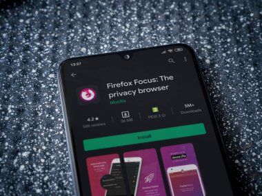 Lod, Israel - 8 Temmuz 2020: Firefox Focus uygulama oyun mağazası sayfası metalik arka planda siyah bir cep telefonu görüntüsü. Üst görünüm yatağını kapat.