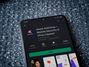 Lod, Israel - 8 Temmuz 2020: Metalik arka planda siyah bir cep telefonunun ekranında antivirüs uygulama oyun mağazası sayfası. Üst görünüm yatağını kapat.