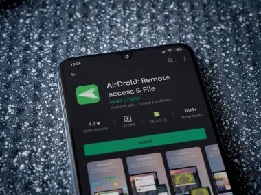 Lod, Israel - 8 Temmuz 2020: Airdroid uygulama oyun mağazası sayfası metalik arka planda siyah bir cep telefonunun ekranında. Üst görünüm yatağını kapat.