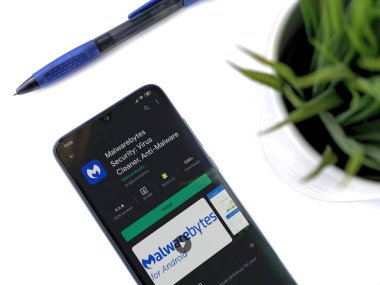 Lod, Israel - 8 Temmuz 2020: Beyaz arka planda siyah cep telefonlu modern minimalist ofis çalışma alanı. Üst görünüm düzlüğü kopyalama alanı ile yatıyordu.