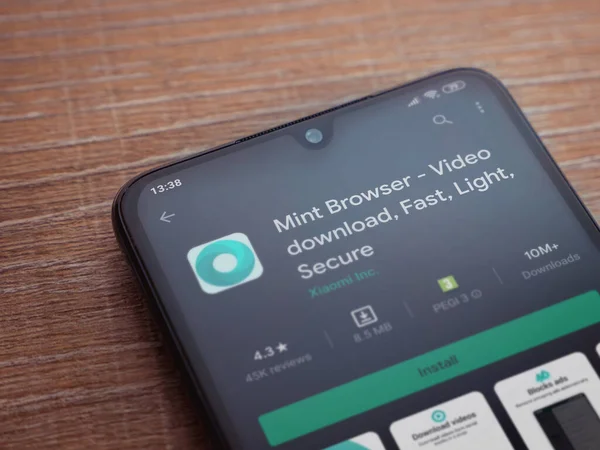 Lod, Israel - 8 Temmuz 2020: Naneli Tarayıcı uygulaması oyun mağazası sayfası ahşap arka planda siyah bir cep telefonunun ekranında. Üst görünüm düzlüğü kopyalama alanı ile yatıyordu.