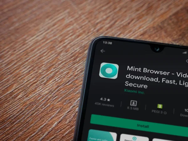 Lod, Israel - 8 Temmuz 2020: Naneli Tarayıcı uygulaması oyun mağazası sayfası ahşap arka planda siyah bir cep telefonunun ekranında. Üst görünüm düzlüğü kopyalama alanı ile yatıyordu.